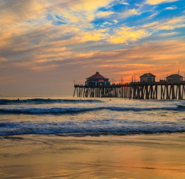Huntington Beach iskelesinden California günbatımında