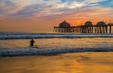 Huntington Beach iskelesinden California günbatımında