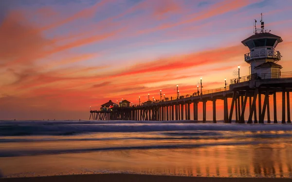 Pôr do sol no Huntington Beach Pier, na Califórnia — Fotografia de Stock
