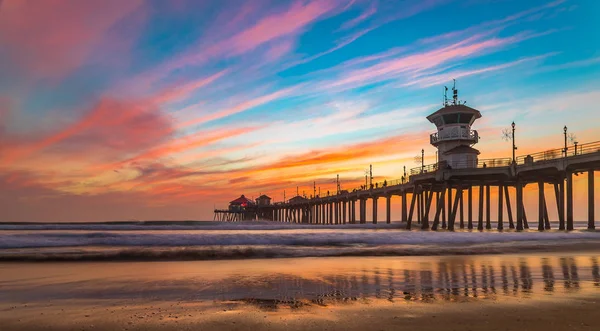 Pôr do sol no Huntington Beach Pier, na Califórnia — Fotografia de Stock