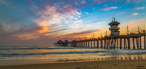 Západ slunce u mola Huntington Beach v Kalifornii — Stock fotografie