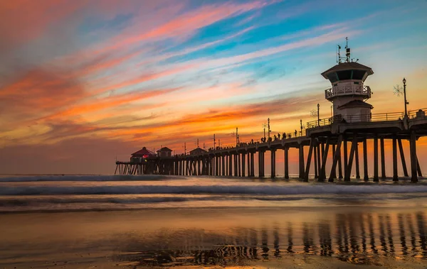 Naplemente, szerint a Huntington Beach Pier, Kaliforniában — Stock Fotó