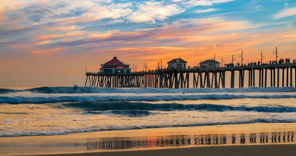 Pôr do sol no Huntington Beach Pier, na Califórnia Imagens Royalty-Free