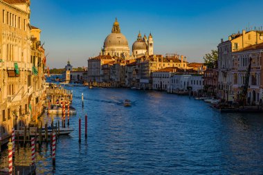 İkonik 17. yüzyıl Santa Maria di Selam Bazilikası, gün batımı görünümü Academia köprü veya Puente de la academia Venedik, İtalya Grand Canal boyunca