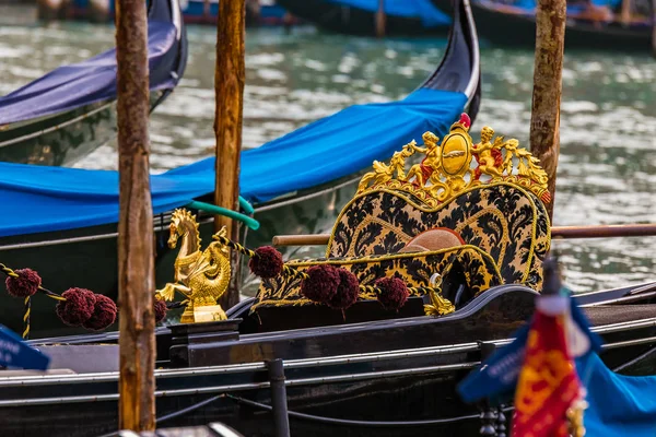 Gôndola no canal pitoresco em Veneza Itália — Fotografia de Stock