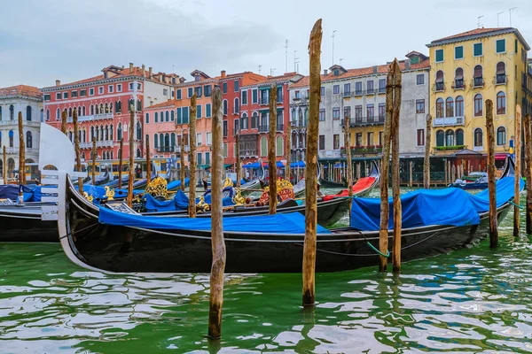 Góndola en el pintoresco canal de Venecia Italia — Foto de Stock