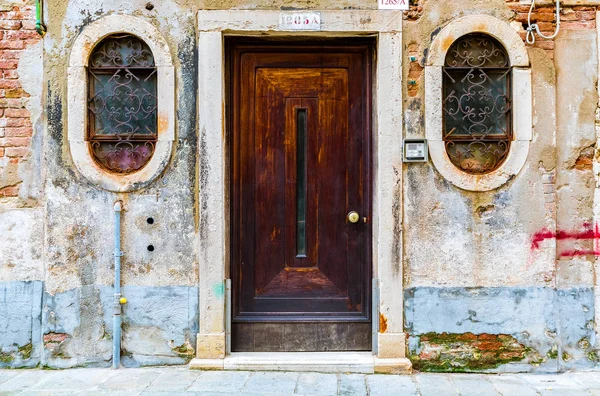 Old building with a wooden door and ornate windows in Venice Ita — Stock Photo, Image