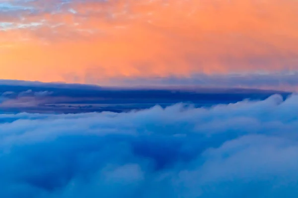 Nuages pelucheux colorés à l'extérieur d'un avion au coucher du soleil — Photo