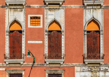 Panjurlar ve ve süslü windows ile eski bir bina cephe