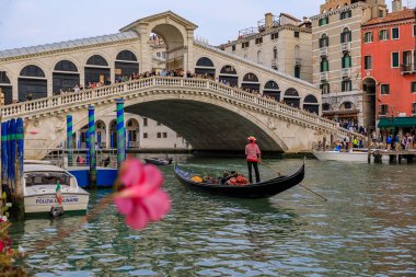 Venedik büyük kanal üzerinde Rialto Köprüsü tarafından gondolas ve tekneler