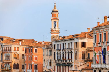 Venedik büyük kanal boyunca tipik bir eski binalar cephe ben