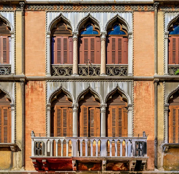 Fachada de un antiguo edificio con persianas y ventanas adornadas en Ve — Foto de Stock