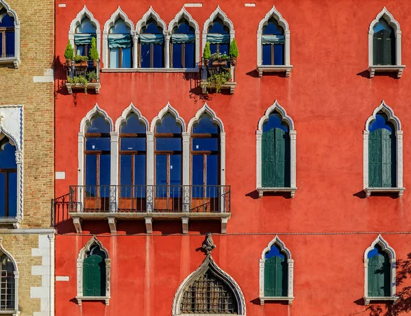 Panjurlar ve ve süslü windows ile eski bir bina cephe