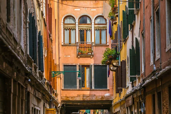 Façade d'un vieux bâtiment dans une rue de Venise Italie — Photo