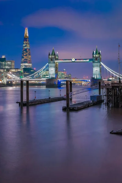 Londons Skyline in der Dämmerung mit Tower Bridge und Scherbe — Stockfoto