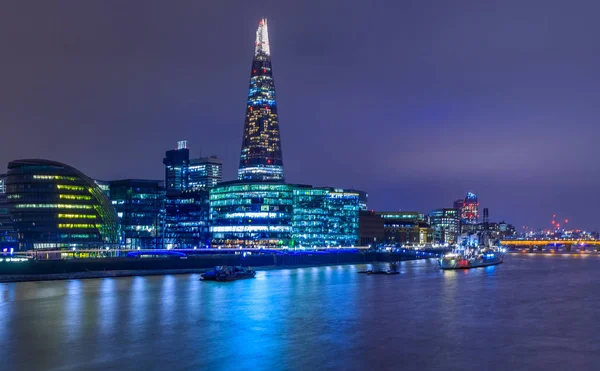 De skyline van Londen in schemerlicht met de Shard — Stockfoto