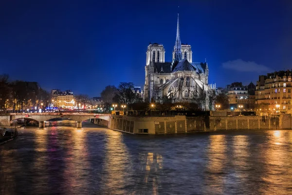 View over Seine onto illuminatred back side of Notre Dame de Par — Stock Photo, Image