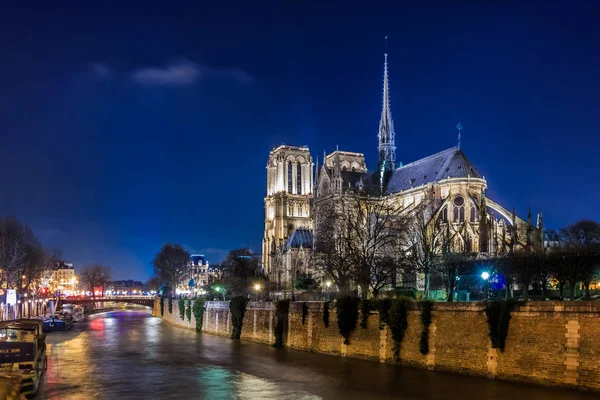 View over Seine onto illuminatred back side of Notre Dame de Par — Stock Photo, Image