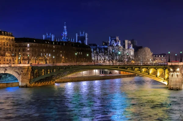 Twilight uitzicht op de Seine bij Pont Notre Dame brug in Parijs — Stockfoto