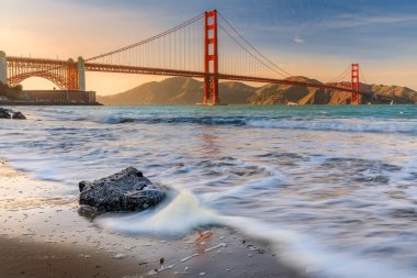 Golden Gate Köprüsü San Francisco c tarafından sahilde günbatımı