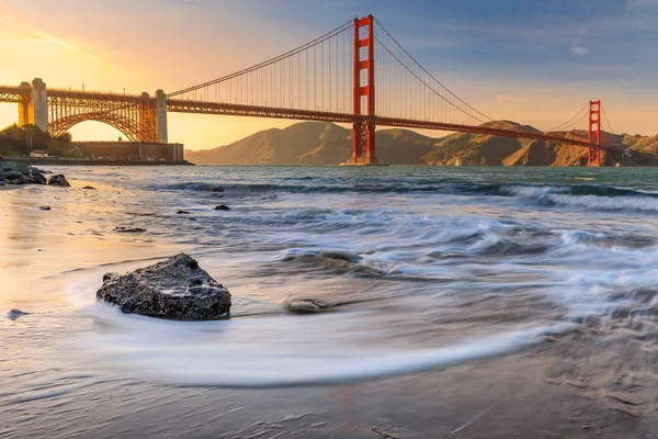 Pôr do sol na praia pela Golden Gate Bridge em São Francisco C — Fotografia de Stock