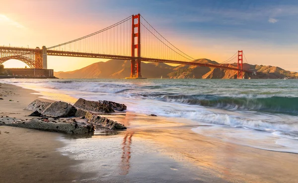 Puesta de sol en la playa junto al puente Golden Gate en San Francisco C — Foto de Stock