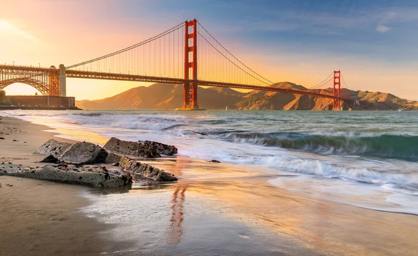 Naplemente a strandon, a Golden Gate híd San Francisco-C által — Stock Fotó