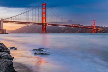 Golden Gate Köprüsü San Francisco c tarafından sahilde günbatımı