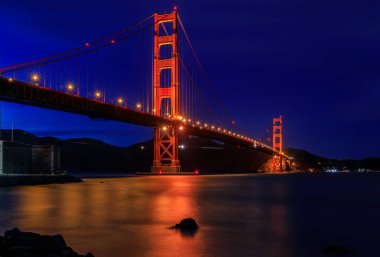 Golden Gate Köprüsü San Francisco c tarafından sahilde günbatımı