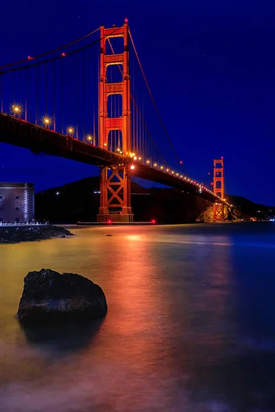 Puesta de sol en la playa junto al puente Golden Gate en San Francisco C — Foto de Stock