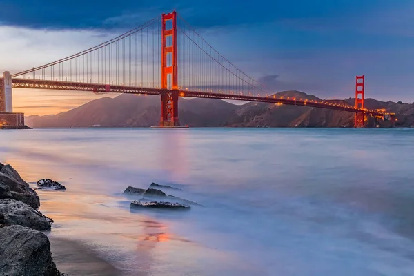 Tramonto sulla spiaggia vicino al Golden Gate Bridge di San Francisco C — Foto Stock