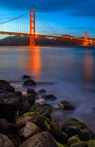 Sunset at the beach by the Golden Gate Bridge in San Francisco C — Stock Photo, Image