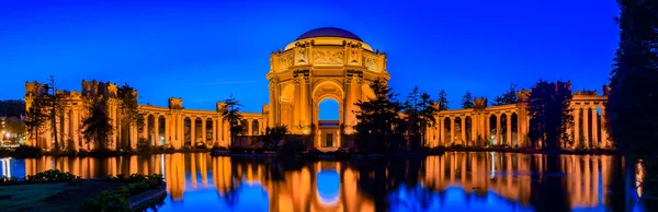 Palacio de Bellas Artes al atardecer en San Francisco California —  Fotos de Stock