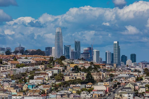 San Francisco skyline s mraky na pozadí — Stock fotografie