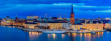 Gün batımı panoramik Stockholm eski şehir Gamla Stan ve RID üzerine
