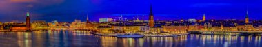 Gün batımı panoramik Stockholm eski şehir Gamla Stan ve RID üzerine