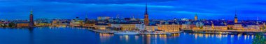 Gün batımı panoramik Stockholm eski şehir Gamla Stan ve RID üzerine