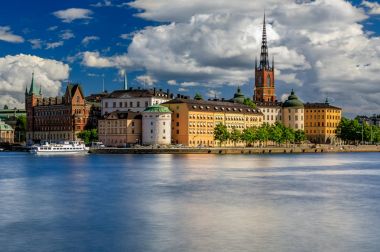 Görünümde Stockholm eski şehir Gamla Stan ve Riddarholmen Kilisesi 