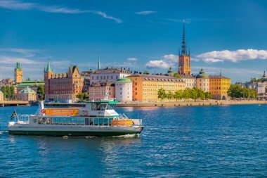 Görünümde Stockholm eski şehir Gamla Stan ve Riddarholmen Kilisesi 