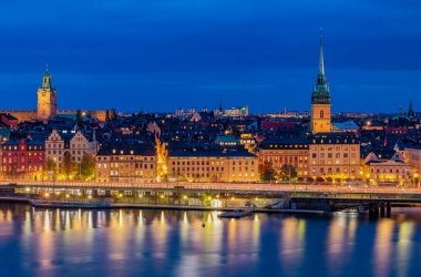 Stockholm eski şehir Gamla Stan, Storkyrkan ve G üzerine gün batımı görünümü