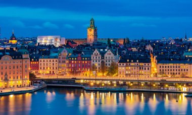 Stokholm kent Gamla Stan ve Alman Kilisesi üzerine gün batımı görünümü