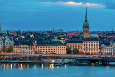 Stokholm kent Gamla Stan ve Alman Kilisesi üzerine gün batımı görünümü