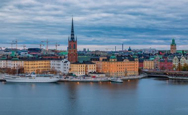 Panoramik Stockholm eski şehir Gamla Stan ve Riddarholm üzerine