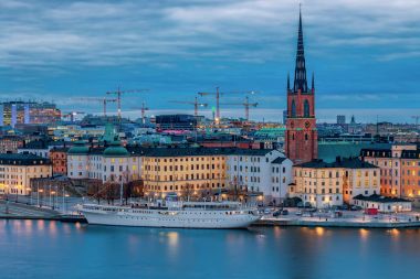 Stockholm eski şehir Gamla Stan ve Riddarholmen gün batımı görünümü 