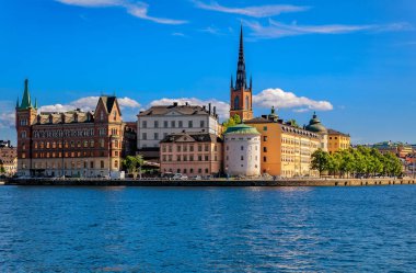 Görünümde Stockholm eski şehir Gamla Stan ve Riddarholmen Kilisesi 