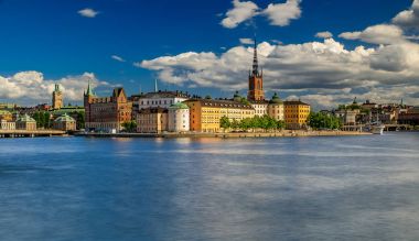 Panoramik Stockholm eski şehir Gamla Stan ve Riddarholm üzerine
