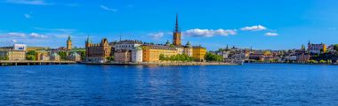 Panoramik Stockholm eski şehir Gamla Stan ve Riddarholm üzerine