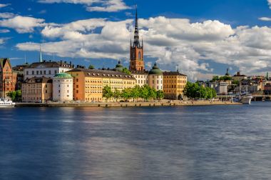 Panoramik Stockholm eski şehir Gamla Stan ve Riddarholm üzerine