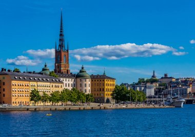 Görünümde Stockholm eski şehir Gamla Stan ve Riddarholmen Kilisesi 