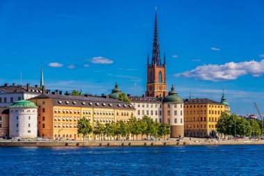 Panoramik Stockholm eski şehir Gamla Stan ve Riddarholm üzerine